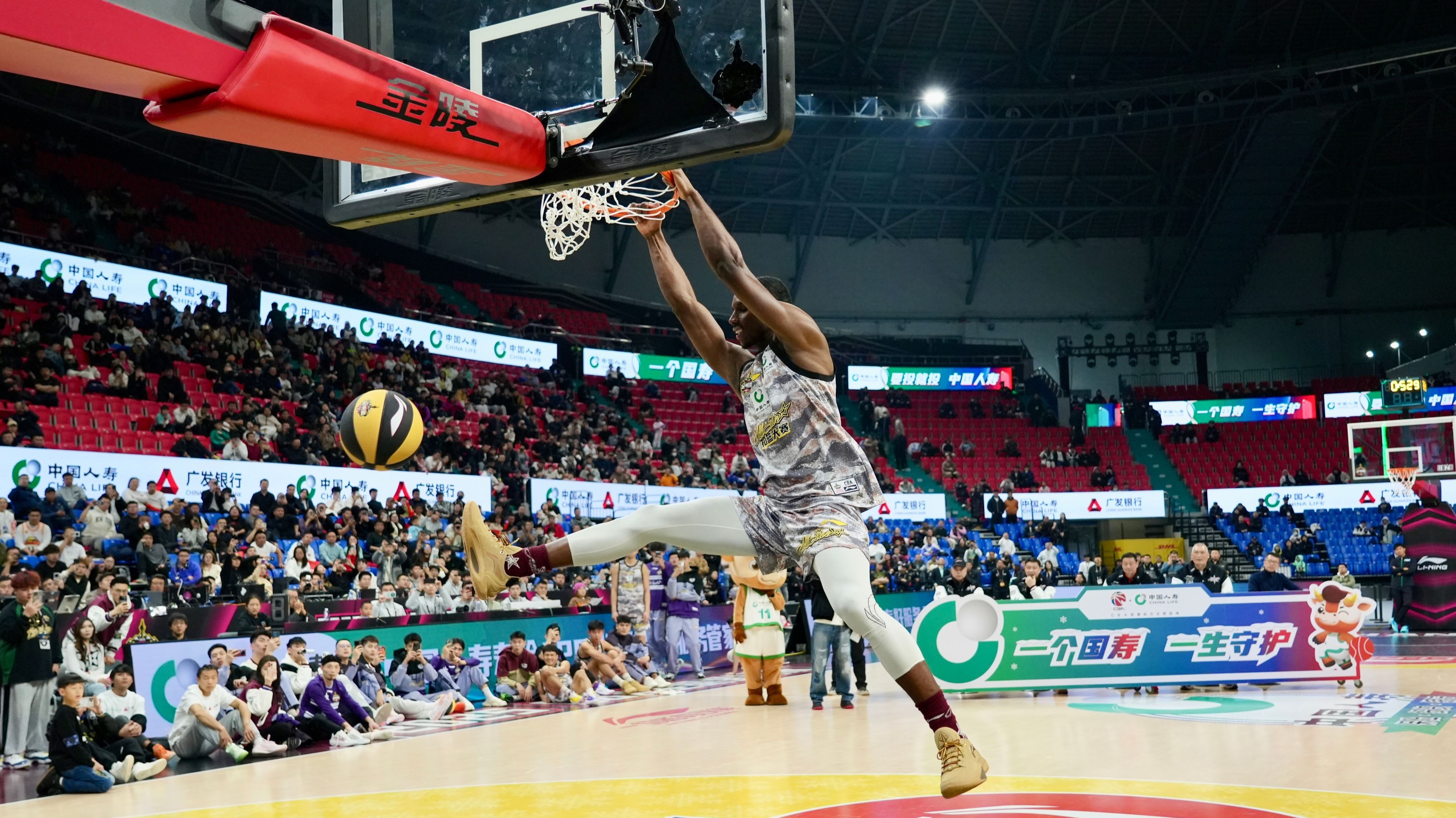 开云体育中国-CBA选手刷新世界纪录，震撼全场