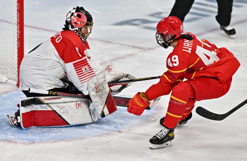 连胜势头难挡！冰球豪取十连胜