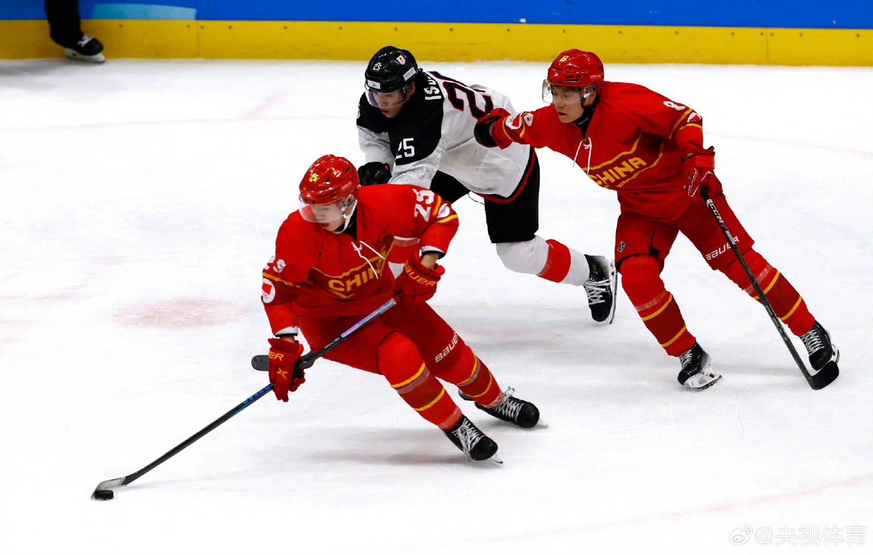 包含场面火爆！冰球观众席沸腾不已的词条