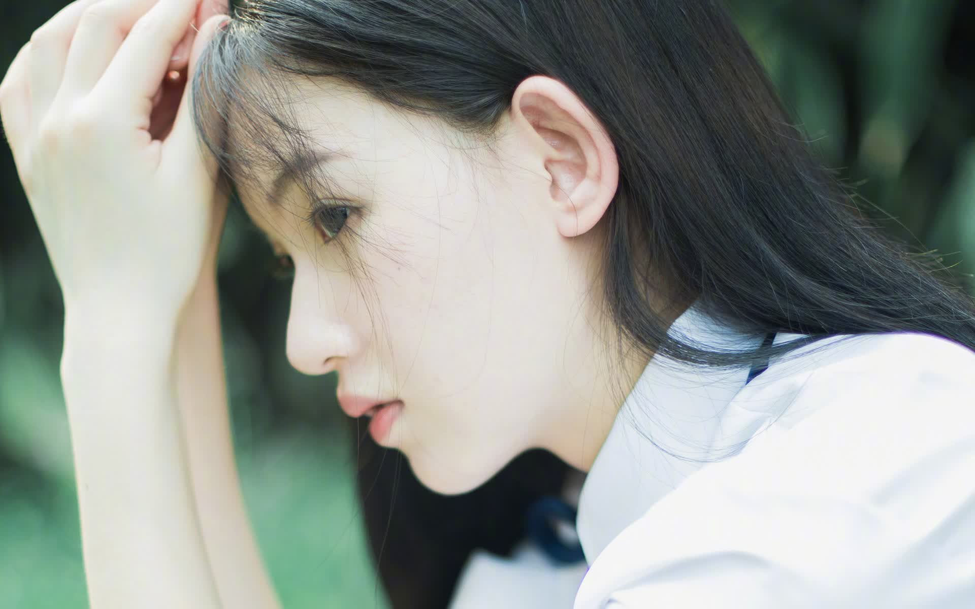 让我们先扩展思维，构思一个能够抓住这种矛盾与震撼的标题